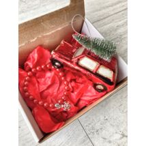 Egyedi karácsonyi ajándékcsomag- retró trabant dísszel-piros